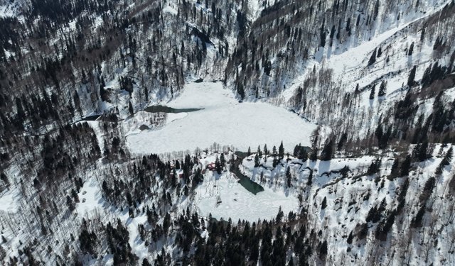 Artvin'de beyaz örtüyle kaplanan Borçka Karagöl havadan görüntülendi