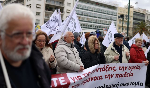 Atina'da emekliler zam talebiyle protesto düzenledi
