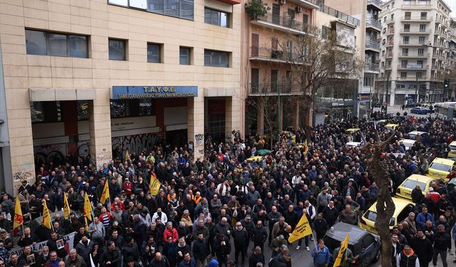 Atina'da grevdeki taksiciler Meclis binasına yürüyüş düzenledi