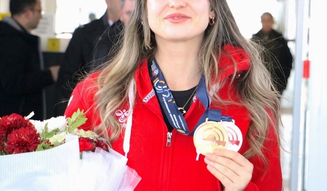 Avrupa Şampiyonu milli atıcı Damla Köse, memleketi Erzurum'da çiçeklerle karşılandı