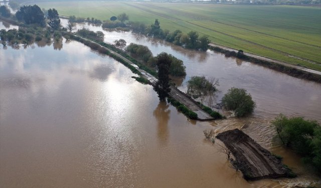 Aydın'da nehir taşması sonucu tarım arazileri su altında kaldı, ulaşım aksadı