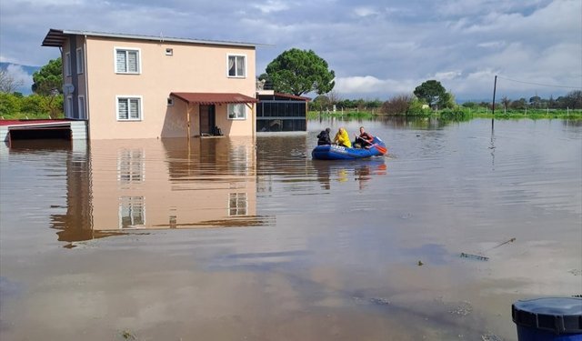 Aydın'da sağanak nedeniyle akarsular taştı, ev ve iş yerlerini su bastı