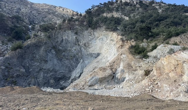 Aydın'da toprak kayması cep telefonu kamerasıyla kaydedildi