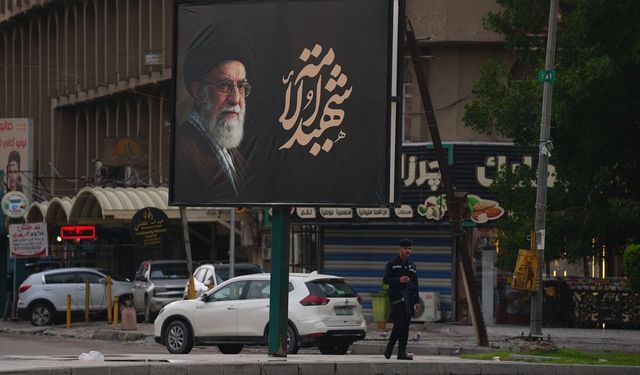 Bağdat sokaklarına Ali Hamaney ile Mücteba Hamaney posterleri asıldı