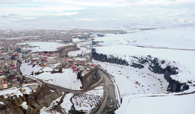 Baharda karla kaplanan Murat Kanyonu gece ve gündüz dronla görüntülendi