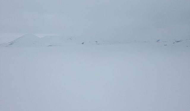 Baharda yüzeyi karla kaplı olan Balık Gölü dronla görüntülendi