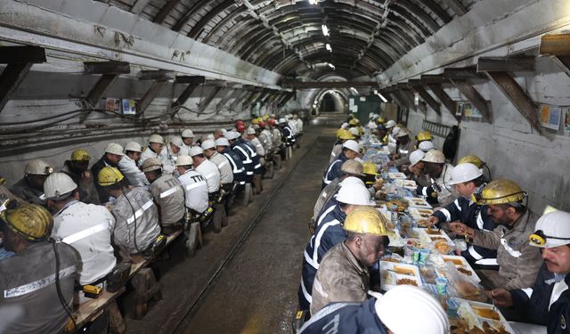 Bakan Bayraktar, Zonguldak'taki madencilerle iftar yaptı:
