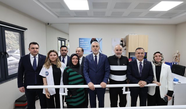 Bakan Işıkhan, Gaziantep'te Protez-Ortez Merkezi'nde engellilerle bir araya geldi