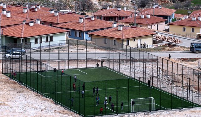 Bakan Kurum, Adıyaman'ın Zey köyünde halı sahaya kavuşan çocukları paylaştı