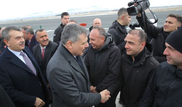 Bakanlar Tekin ile Çiftçi Erzurum'da meşaleler ve bar gösterisiyle karşılandı