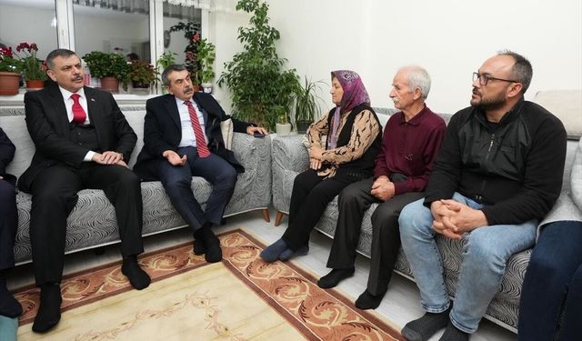 Bakanlar Tekin ve Çiftçi, öldürülen öğretmenin Konya'daki ailesine taziye ziyaretinde bulundu