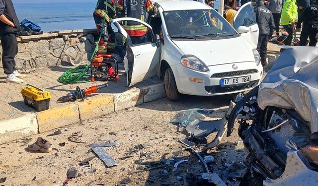 Balıkesir'de 2 otomobilin çarpıştığı kazada 6 kişi yaralandı