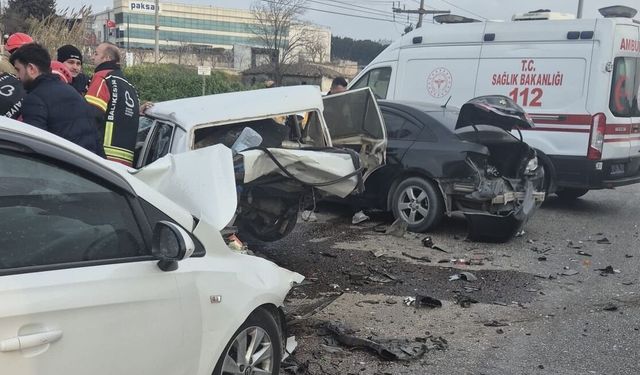 Balıkesir'de 4 otomobilin karıştığı kazada 1 kişi öldü, 1 kişi yaralandı