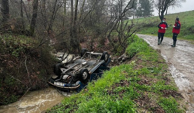 Balıkesir'de dereye devrilen otomobilin yakınında ceset bulundu