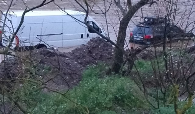 Balıkesir'de Simav Çayı'nda mahsur kalan 2 kişi kurtarıldı