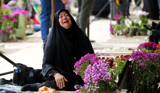 Başkent Tahran'daki Beheşti Zehra Mezarlığı'nda bayram dolayısıyla ziyaretçi yoğunluğu yaşandı