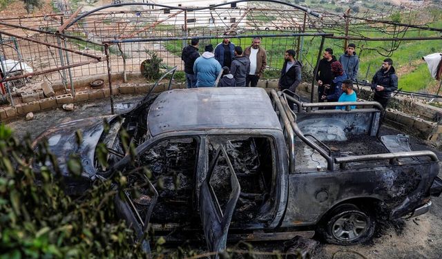 Batı Şeria'daki Filistin topraklarını gasbeden İsrailliler Filistinlilere saldırdı, araçları kundakladı