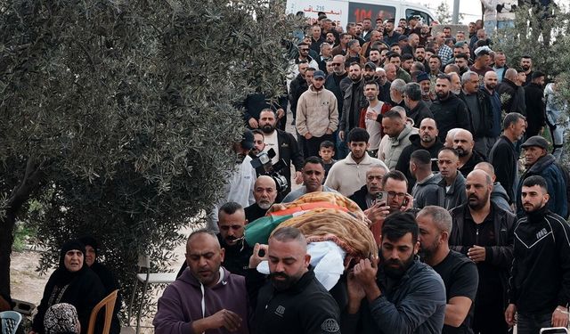 Batı Şeria'ya şarapnel parçası düşmesi sonucu ölen 3 Filistinli kadın son yolculuğuna uğurlandı