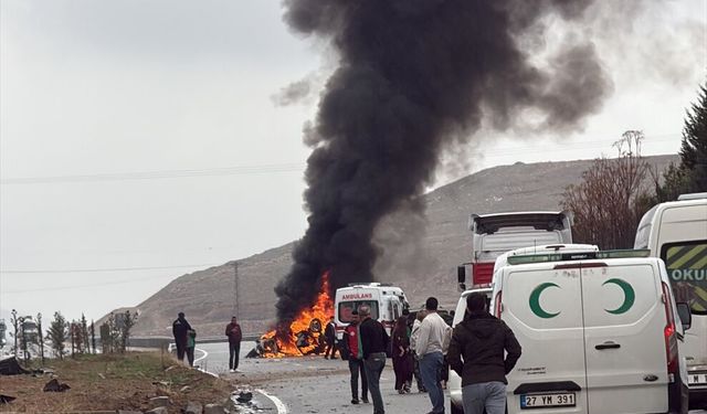 Batman'da refüje çarptıktan sonra alev alan otomobildeki 2 kişi yaralandı