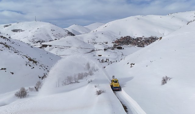 Bayburt'ta 'kar kaplanları' Ramazan Bayramı için mesaisini sürdürüyor