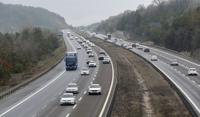 Bayram tatilinden dönenler Anadolu Otoyolu'nda akıcı yoğunluk oluşturuyor
