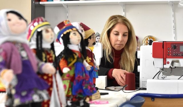 Bez bebek sanatçısı kadın, yöresel giysi kültürünü minyatür bebekler üzerinde yaşatıyor