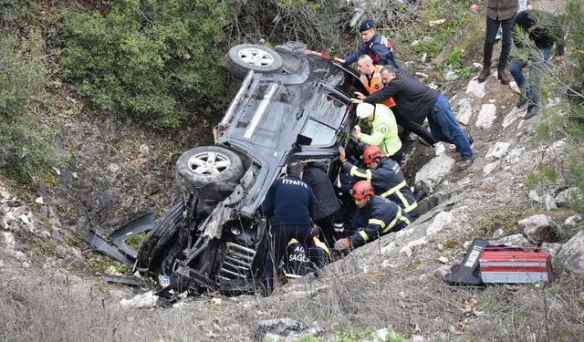 Bilecik'te cipin drenaj kanalına devrildiği kazada 2 kişi yaralandı