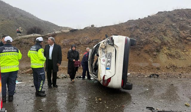 Bingöl'de devrilen otomobildeki 4 kişi yaralandı