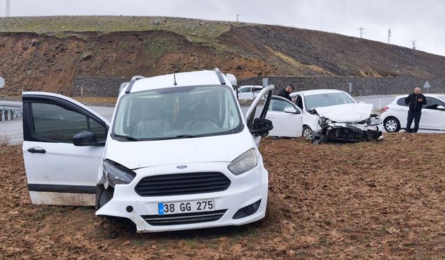 Bingöl'de hafif ticari araç ile otomobil çarpıştı, 13 kişi yaralandı