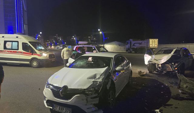 Bingöl'de iki otomobilin çarpıştığı kazada 4 kişi yaralandı