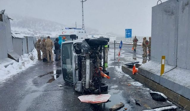 Bingöl'de takla atan otomobil ve hafif ticari araçtaki 6 kişi yaralandı