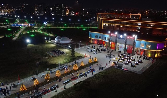 Bişkek'teki Kırgızistan-Türkiye Manas Üniversitesinde geniş katılımlı sokak iftarı düzenlendi