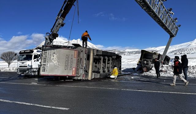 Bitlis'te büyükbaş hayvan yüklü iki tır devrildi