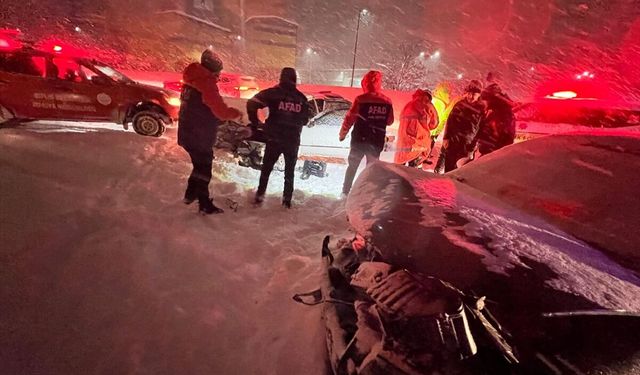 Bitlis'te iki otomobilin çarpıştığı kazada 7 kişi yaralandı