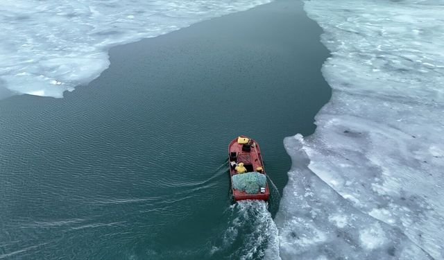 Bitlis'te Nazik Gölü'nde buzlar kısmen çözüldü
