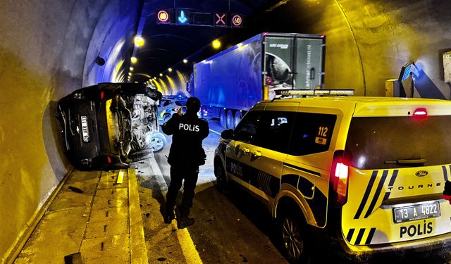 Bitlis'te tünelde hafif ticari araçla çarpışan otomobildeki 2 kişi yaralandı