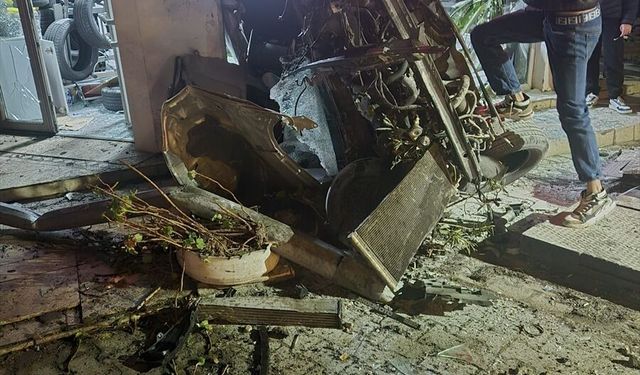 Bodrum'da kontrolden çıkıp iş yerine giren otomobildeki 3 kişi yaralandı