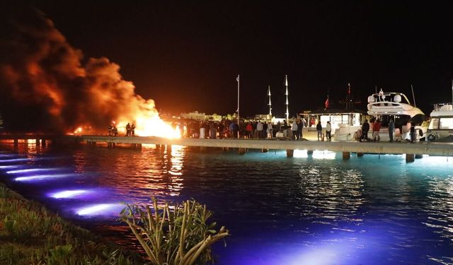 Bodrum'da marinada demirli 5 motoryatta çıkan yangına müdahale ediliyor
