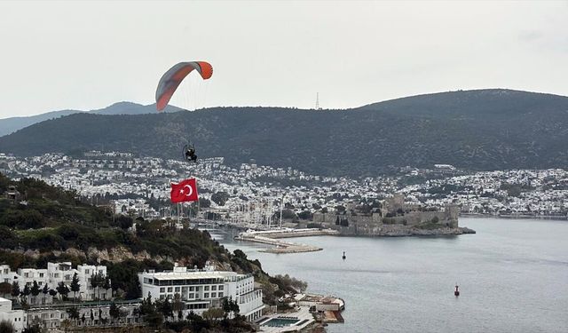 Bodrum'da paramotorla gökyüzünde Türk bayrağı açılarak şehitler anıldı