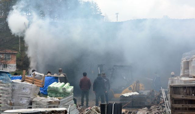 Bolu'da inşaat malzemeleri deposunda çıkan yangın söndürüldü