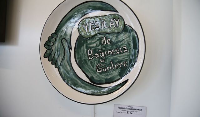 Bursa'da bağımlılıkla mücadele edenlerin eserlerinden oluşan karma sanat sergisi açıldı