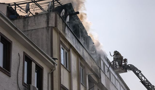 Bursa'da binanın teras katında çıkan yangın söndürüldü