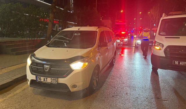 Bursa'da bir otomobile ve tıra çarpan otomobilin sürücüsü yaralandı