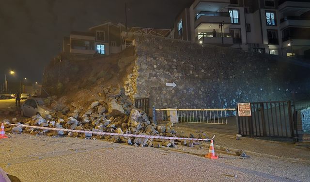 Bursa'da çöken istinat duvarının altında kalan otomobilde hasar oluştu