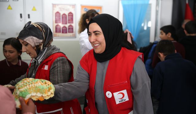 Bursa'da hayırseverin ördüğü atkı ve bereler, Türk Kızılay aracılığıyla Erzurum'daki çocuklara hediye edildi