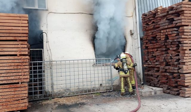 Bursa'da kereste deposunda çıkan yangında iş yeri sahibi yaralandı