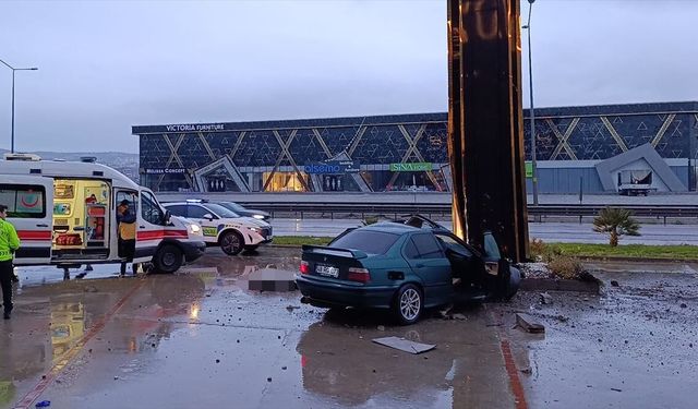 Bursa'da otomobil reklam panosuna çarptı, 1 kişi öldü, 2 kişi yaralandı