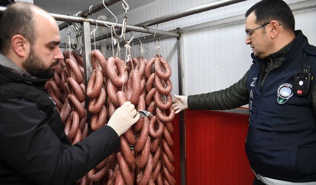Bursa'da ruhsatsız işletmede ele geçirilen 700 kilogram küflenmiş sucuk imha edildi