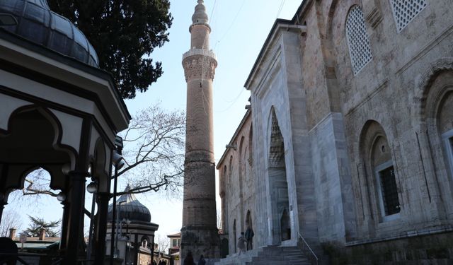 Bursa'daki tarihi Ulu Cami'nin mahyası 'zekat berekettir' oldu