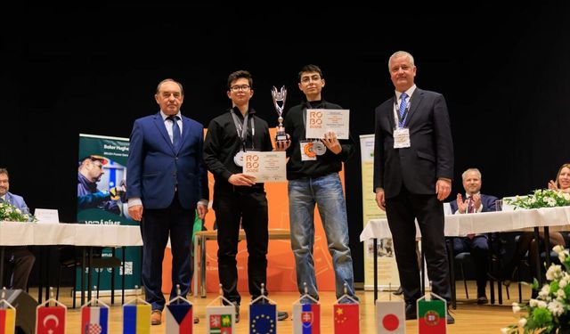 Bursalı lise öğrencileri robotik yarışmasında dünya ikincisi oldu